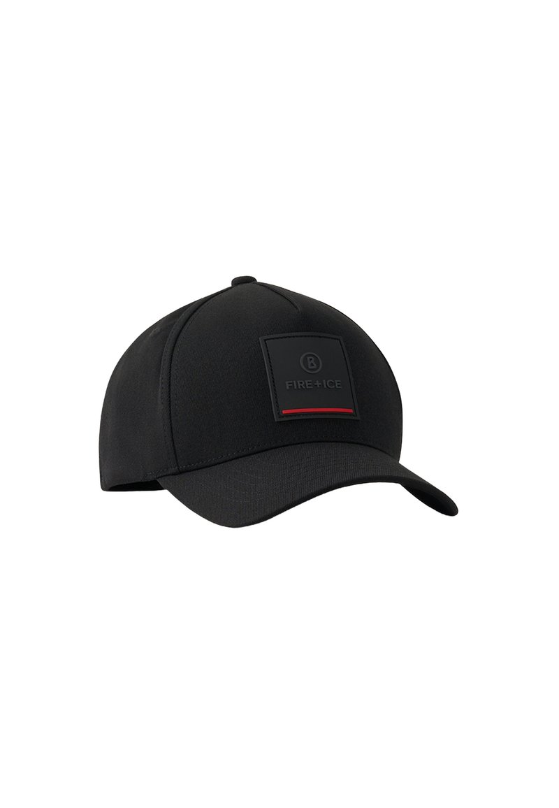 Schwarze Mütze aus weichem Stoff mit strukturiertem Design, versehen mit einem quadratischen Patch-Logo "FIRE+ICE" und einem roten Akzentstreifen auf der Vorderseite.