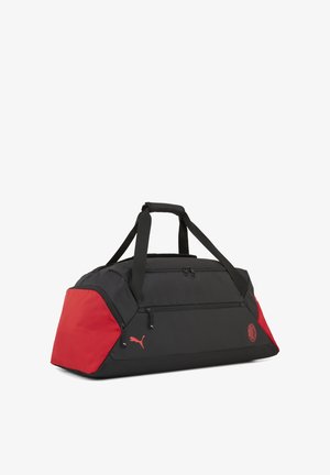 Schwarze und rote Sporttasche in rechteckiger Form, mit zwei Tragegriffen oben, Reißverschlüssen, einem Logodetail und strukturiertem Stoff. Ideal für Sport oder Reisen.