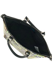 Sac à main zippé avec un extérieur coloré et à motifs, un intérieur noir et deux petites poignées noires. Présente des accents en métal argenté.