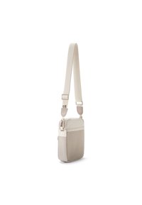 Borsa a tracolla realizzata in tessuto grigio chiaro con un pannello in rete testurizzato, forma rettangolare slim, tracolla regolabile e chiusura con zip.