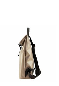 Beige waterdichte tas met een minimalistisch ontwerp, voorzien van een opvouwbare bovenkant, een verstelbare zwarte schouderband en een zijvak voor kleine items.