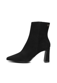 Schwarze Wildleder-Ankle-Boots mit einer spitzen Zehenpartie, hohem Blockabsatz und einem goldenen Akzentdetail an der Außenseite. Sanfte Textur über die gesamte Oberfläche.