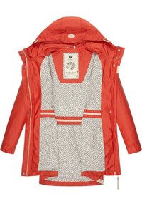 Chaqueta impermeable roja con forro interior estampado, acentos elásticos y cierre frontal con cremallera y botones de presión.