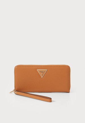 Carteira laranja texturizada com um design elegante, apresentando um logótipo metálico triangular e uma alça para o pulso para fácil transporte. Fecho com zíper.