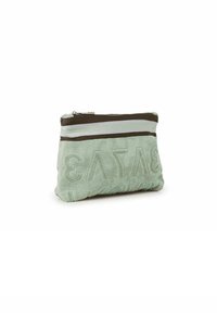Bolsa de color verde menta texturizada con texto bordado, que presenta acentos en marrón y blanco en la parte superior y un cierre de cremallera plateado.