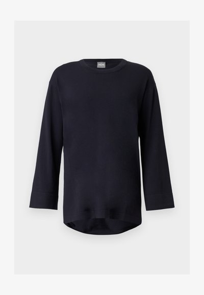 Chemise noire à manches longues avec col rond et ourlet légèrement incurvé, présentée sur un fond gris clair.