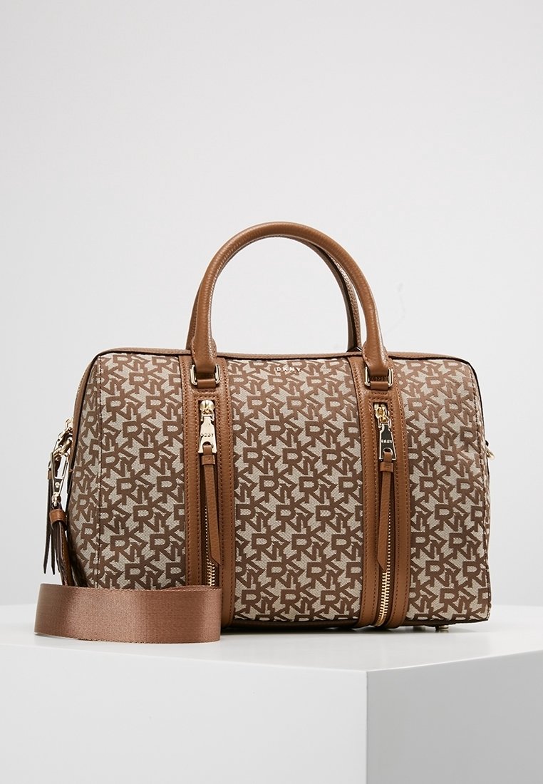 Brączkowa torebka w wzory z podwójnymi uchwytami u góry, zamknięciem na zamek błyskawiczny oraz odpinanym paskiem na ramię. Posiada nadruk z logo i skórzane akcenty.
