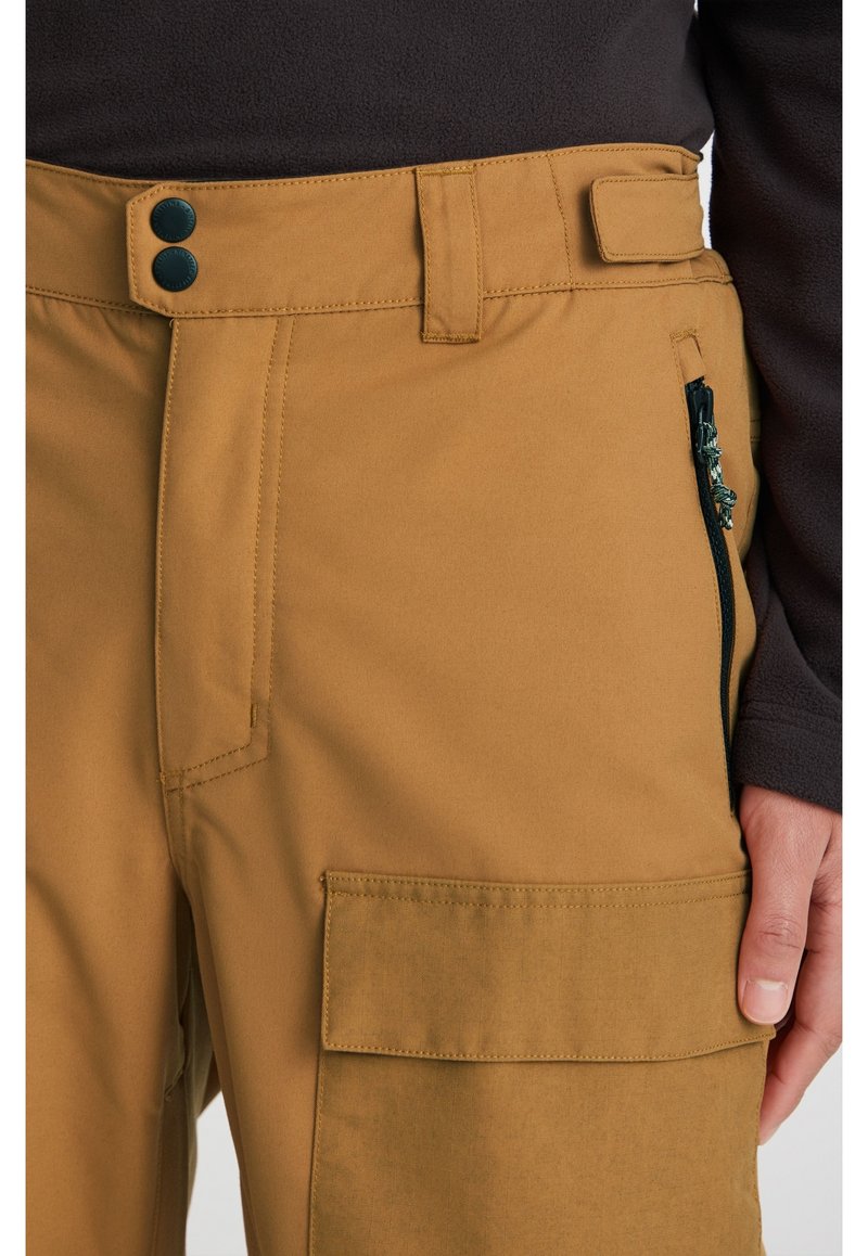 Tarnfarbene Cargo-Hosen mit glatter Textur, ausgestattet mit einem Zwei-Knopf-Verschluss, einer Seitentasche mit Reißverschluss und verstärkten Nähten.