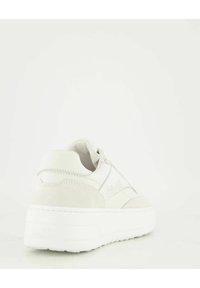 Sneakers bianchi con accenti in pelle liscia e camoscio, suola spessa bianca, forma arrotondata e dettagli perforati sottili sul lato.
