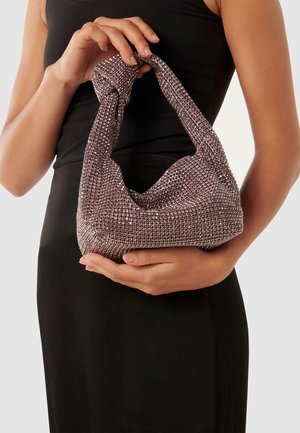 Metaliczna różowa pleciona torebka z skręconym uchwytem, teksturowaną powierzchnią, małymi lśniącymi akcentami i miękkim, zaokrąglonym kształtem.