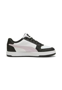 Zapatillas de cuero negras, blancas y rosa pálido con un diseño de caña baja, puntera redondeada, acentos perforados y cordones planos negros.