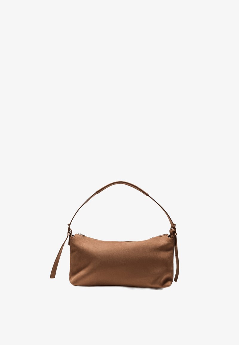 Sac à bandoulière en cuir marron avec une sangle unique et une fermeture éclair, présenté sur un fond blanc uni.