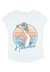 Biała koszulka z krótkim rękawem z grafiką kreskówkowego zwierzęcia i napisem "Hakuna", na tle wielokolorowego zachodu słońca w gradientzie.