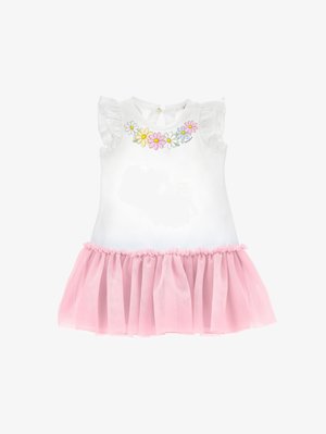 Vestido blanco con bordado floral en colores pastel en el corsé. Presenta mangas con volantes y una falda de tul rosa con un dobladillo fruncido.