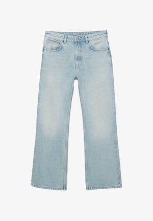 Jasnoniebieskie jeansy o szerokich nogawkach z przodem zapinanym na guzik i zamek oraz w stylu z pięcioma kieszeniami na białym tle.