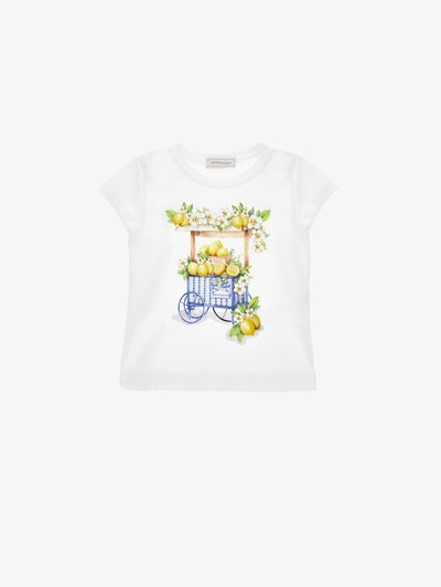 Λευκό πουκάμισο με κοντά μανίκια και πολύχρωμο σχέδιο με ένα μπλε καρότσι γεμάτο με λεμόνια και άσπρα λουλούδια, με το όνομα της μάρκας Monnalisa.