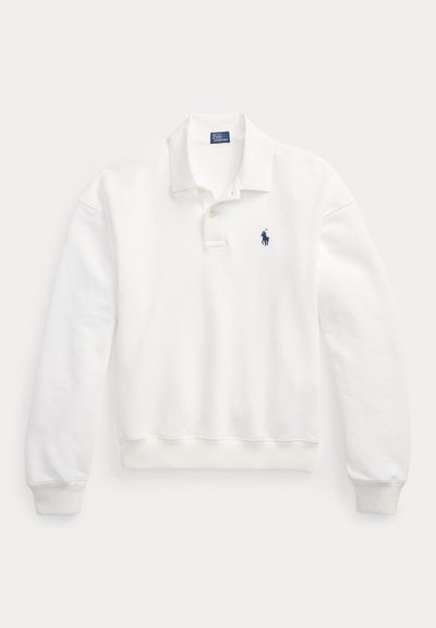 Polo de manga larga de color blanco, confeccionado en tejido suave, con un cuello clásico y un pequeño logo en navy en el pecho.