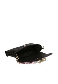Clutch in pelle nera con finitura testurizzata, dettagli in hardware dorato, chiusura a scatto e tasca interna; dotato di una tracolla a catena per il trasporto.
