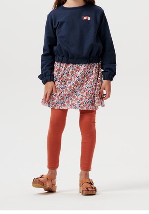 Felpa blu navy con stampa "LOVE", gonna floreale, leggings arancioni e sandali color beige. Presenta una vita elastica e un orlo della gonna arricciato.