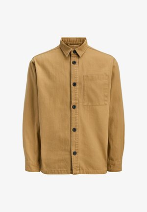 Chemise pour hommes de couleur fauve avec boutons, manches longues, poche poitrine et boutons noirs sur fond blanc.