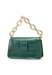 Sac à main rectangulaire en simili-crocodile vert avec une poignée en chaîne dorée chunky et un fermoir à rabat à l'avant, sur fond blanc.