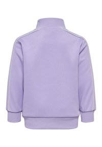 Sweatshirt violet à col montant, avec des poignets élastiques et un ourlet côtelé. Présente des pipings blancs contrastants le long des épaules. Texture de tissu douce.