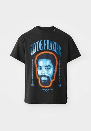 Sort bomulds T-shirt med et grafisk motiv af Clyde Frazier's ansigt, slynget i orange, med blå tekst der står "SWISHING" og "DISHING."