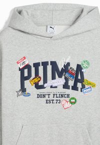Grijze hoodie met groot "PUMA"-logo en verschillende kleurrijke stickers, waaronder teksten zoals "DON'T FLINCH" en contactgegevens.