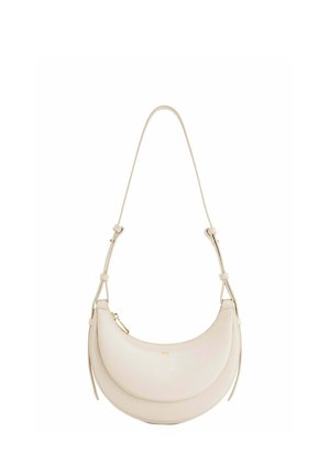 Sac à bandoulière en cuir de couleur crème en forme de croissant, avec une sangle réglable et une fermeture éclair dorée.