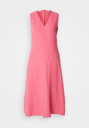 Robe sans manches, arrivant au genou, en lin rose vif. Présente un col en V et une fermeture éclair au dos, avec une finition en tissu lisse et texturé.