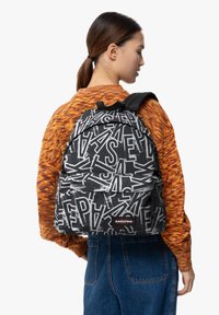 Eastpak DAY PAK'R - Mochila - ep letters black