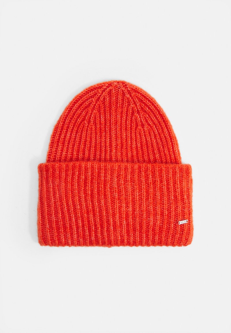 Bonnet en tricot côtelé de couleur orange vif avec un revers plié et une petite étiquette rectangulaire de logo sur le côté droit du revers.