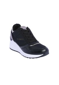 Zapatilla atlética negra con parte superior de cuero liso y malla, suela blanca elevada, punta redonda y cordones negros. Sutiles acentos plateados en el talón.