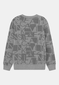Felpa grigia a maniche lunghe con motivo astratto di testo e geometriche in tutta la superficie, inclusi i loghi "Calvin" e "ck".