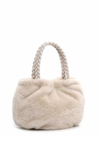 Licht beige nepbont handtas met een zachte textuur, voorzien van gevlochten handvatten en een ronde vorm. Subtiele plooidetail op het lijf.
