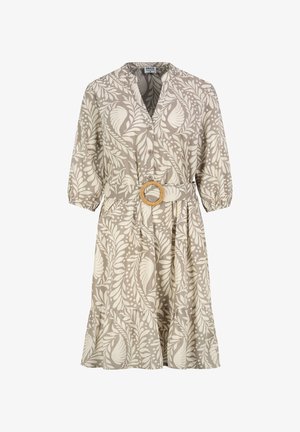 Beiges knielanges Kleid mit weißen Blattmustern, dreiviertel Ärmeln, Knopfleiste vorne, tailliertem Gürtel mit runder Schnalle und Rüschensaum.