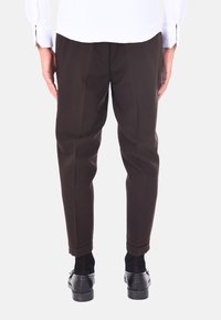 Pantaloni marroni su misura con taglio dritto, caratterizzati da una texture liscia e orlo a risvolto, abbinati a scarpe eleganti nere.