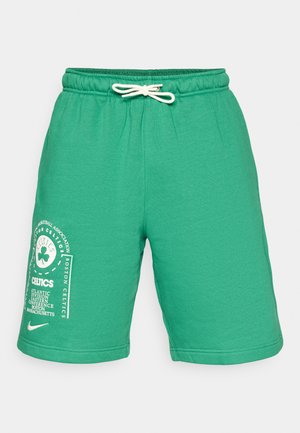 Pantaloni corti in cotone verde con vita elastica e cordoncino. Presentano una grafica bianca dei Boston Celtics sulla gamba sinistra.