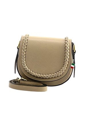 Beige leren schoudertas met gevlochten rand, ronde vorm, gouden hardware en een verstelbare schouderband. Bevat een klein Italiaans vlaggetje.