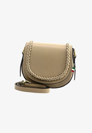 Beige leren schoudertas met gevlochten rand, ronde vorm, gouden hardware en een verstelbare schouderband. Bevat een klein Italiaans vlaggetje.