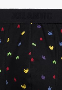 Czarne majtki z kolorowym pikselowym wzorem retro postaci z gier arcade w kolorach czerwonym, żółtym, zielonym, niebieskim i fioletowym na miękkim materiale.