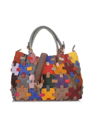 Mehrfarbige Lederhandtasche mit Patchwork-Muster und zwei grauen Griffen, ausgestattet mit einem abnehmbaren Schulterriemen mit goldenen Verschlüssen.