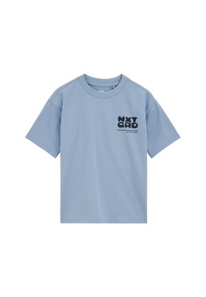 T-shirt bleu clair à manches courtes avec le logo "NXT CRD" et un petit texte imprimé en noir sur le côté supérieur gauche de la poitrine.