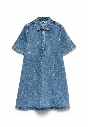 Robe en denim bleu à manches courtes avec col, patte de boutonnage, et petits motifs de cœurs blancs brodés dispersés partout.