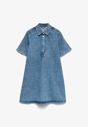 Blå denim kortermet kjole med krage, knappestolpe og små hvite broderte hjerte mønstre spredt over hele.