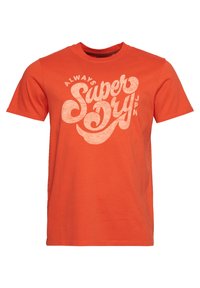 Orange bomulds t-shirt med korte ærmer og rund hals. Har et stort hvidt grafisk tekst, der står "Always Super Dry JAPAN."