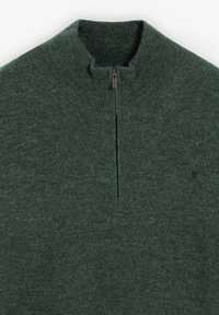 Suéter de punto verde oscuro con un cuello alto acanalado y una cremallera corta. Tejido texturizado, acabado suave y diseño simple.