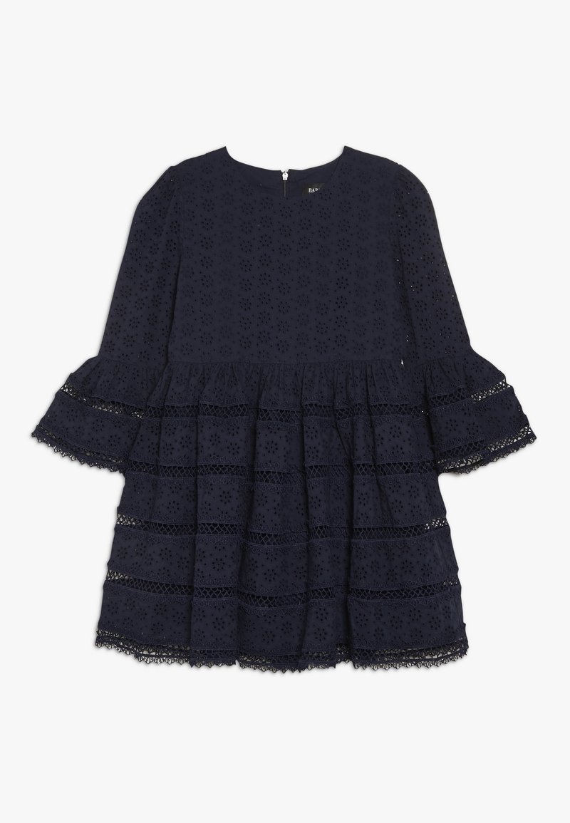 Robe bleu marine en tissu léger, ornée de broderies florales, manches à volants et design à étages avec bordure en dentelle au bas.