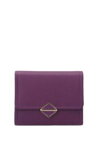 Fioletowy skórzany portfel o teksturowanym wykończeniu, z pozłacanym geometrycznym zapięciem i starannie wykonanym przeszyciem wzdłuż brzegów. Kompaktowy prostokątny kształt.