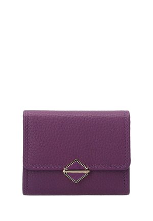 Paarse leren portemonnee met een gestructureerde afwerking, voorzien van een gouden geometrische sluiting en nette stiksels langs de randen. Compakte rechthoekige vorm.